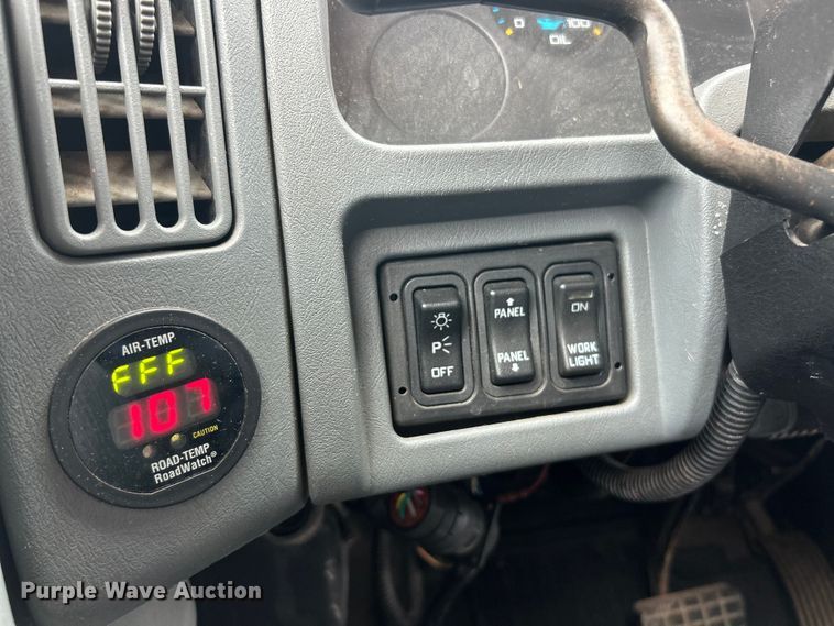 image for item ET3289 2005 International 7400 flatbed truck