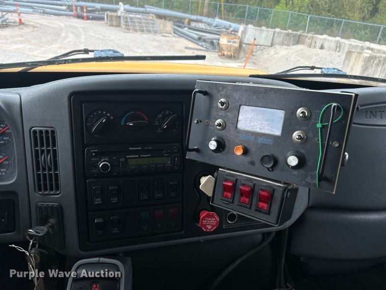 image for item ET3289 2005 International 7400 flatbed truck