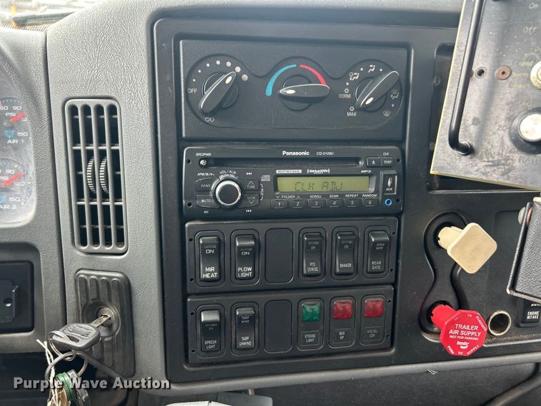 image for item ET3289 2005 International 7400 flatbed truck