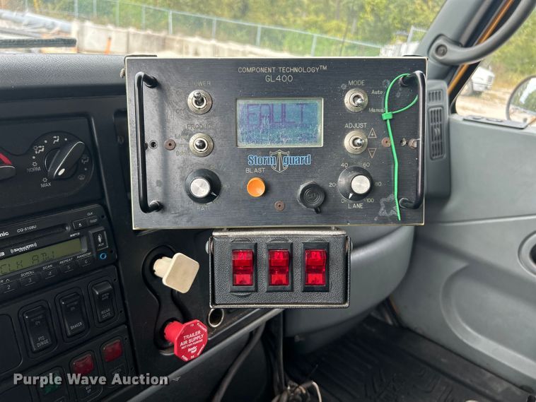 image for item ET3289 2005 International 7400 flatbed truck