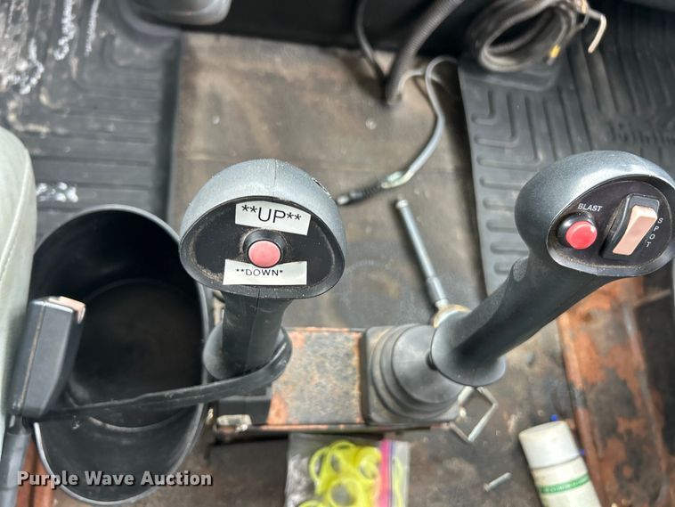 image for item ET3289 2005 International 7400 flatbed truck