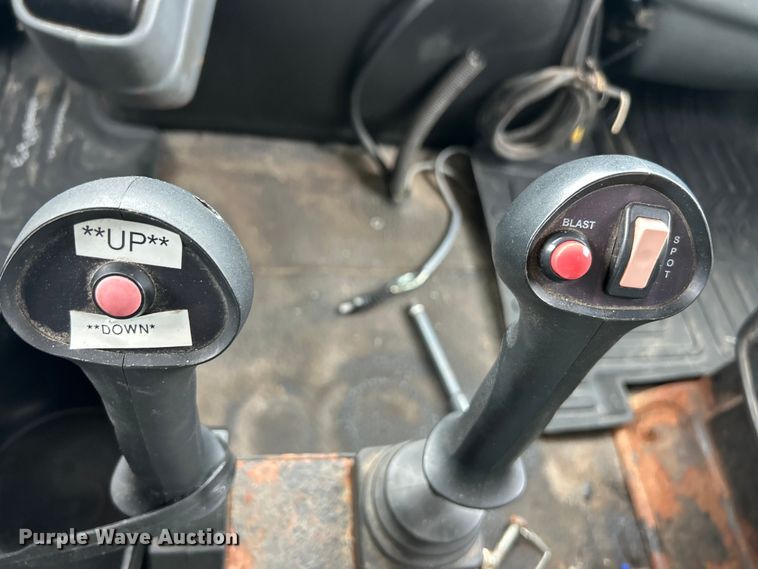 image for item ET3289 2005 International 7400 flatbed truck