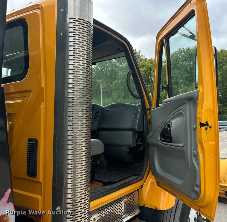 image for item ET3289 2005 International 7400 flatbed truck