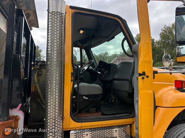 image for item ET3289 2005 International 7400 flatbed truck