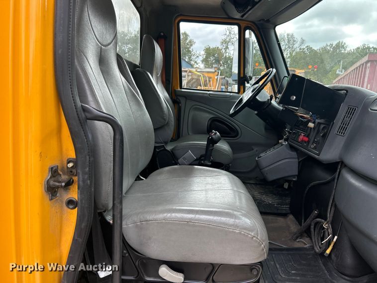 image for item ET3289 2005 International 7400 flatbed truck