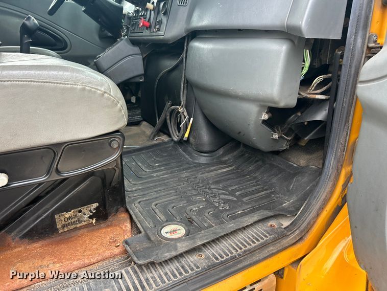 image for item ET3289 2005 International 7400 flatbed truck