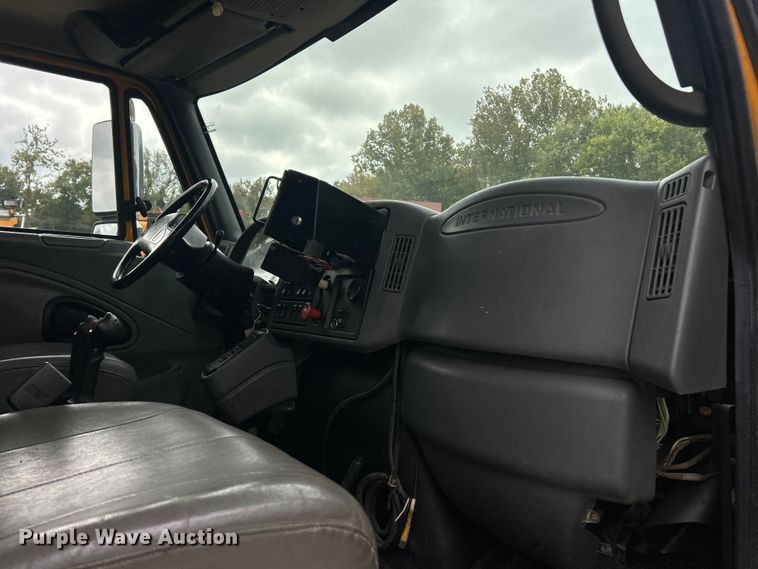 image for item ET3289 2005 International 7400 flatbed truck