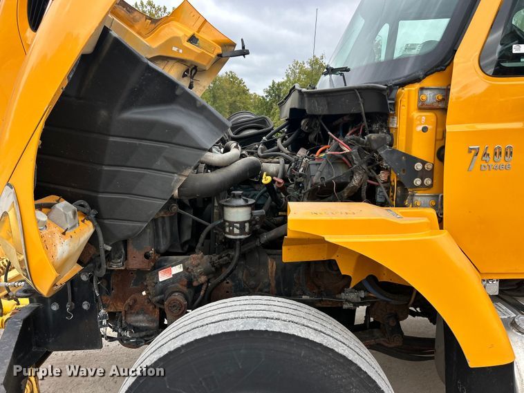 image for item ET3289 2005 International 7400 flatbed truck