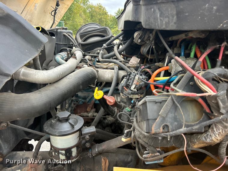 image for item ET3289 2005 International 7400 flatbed truck