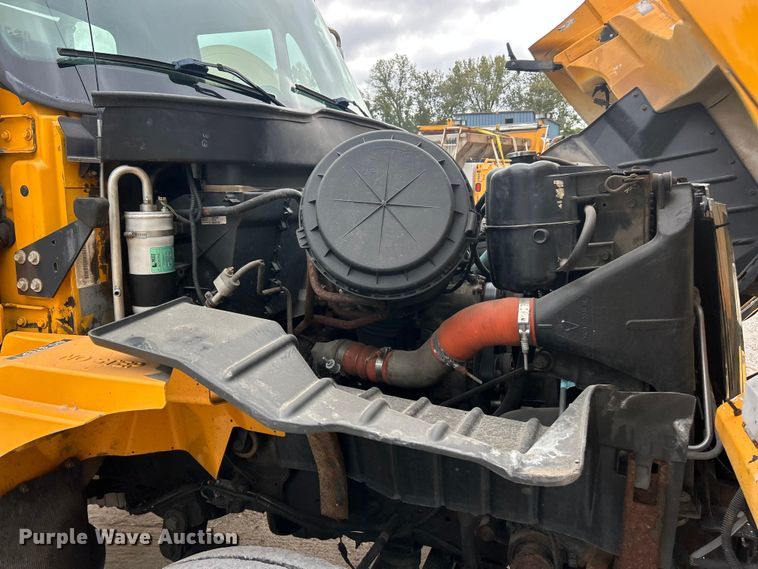 image for item ET3289 2005 International 7400 flatbed truck