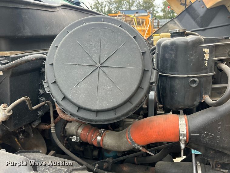 image for item ET3289 2005 International 7400 flatbed truck