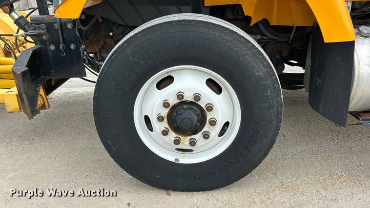 image for item ET3289 2005 International 7400 flatbed truck