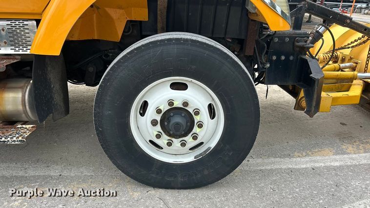 image for item ET3289 2005 International 7400 flatbed truck