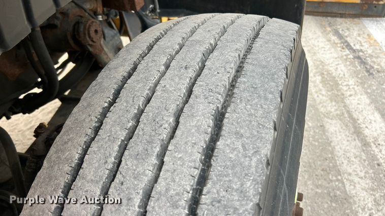 image for item ET3289 2005 International 7400 flatbed truck