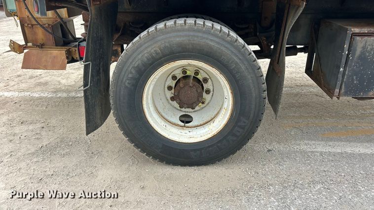 image for item ET3289 2005 International 7400 flatbed truck