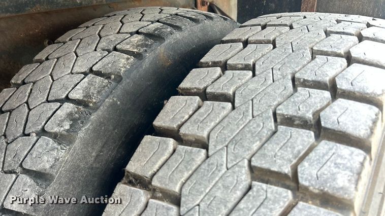 image for item ET3289 2005 International 7400 flatbed truck