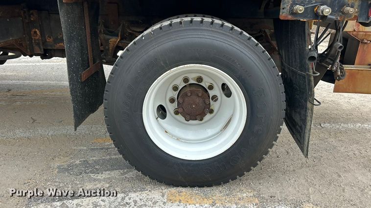 image for item ET3289 2005 International 7400 flatbed truck