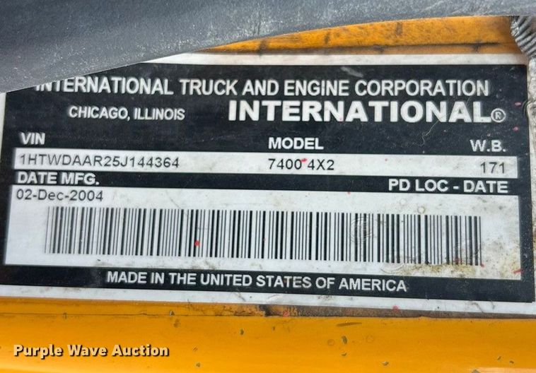 image for item ET3289 2005 International 7400 flatbed truck