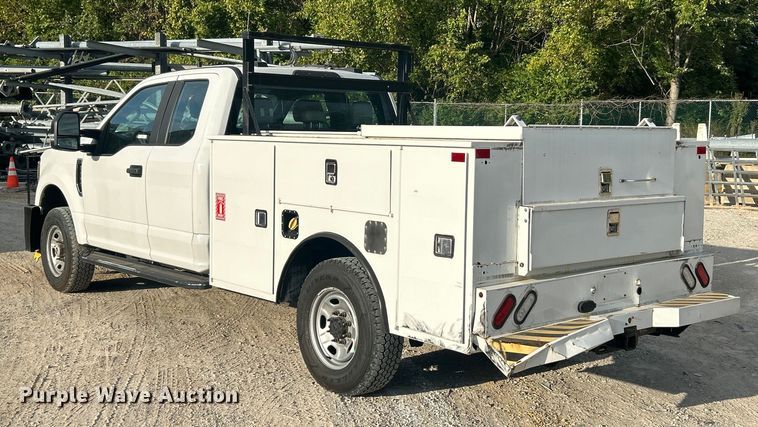 image for item ET3291 2020 Ford F350 Super Duty SuperCab utility bed pickup truck