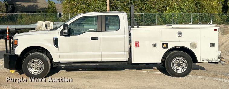 image for item ET3291 2020 Ford F350 Super Duty SuperCab utility bed pickup truck