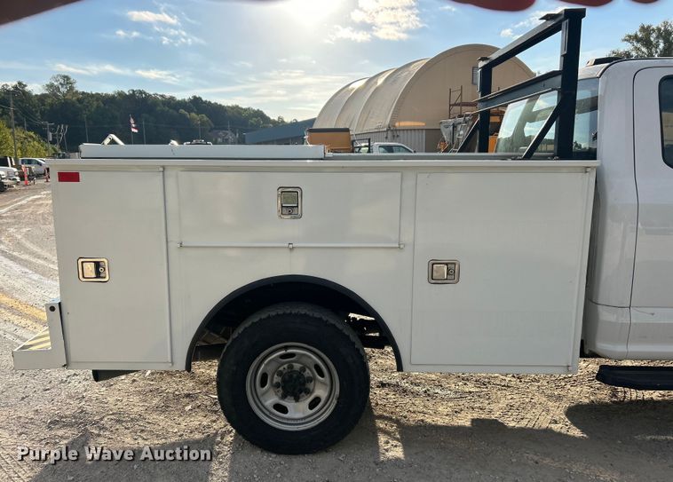 image for item ET3291 2020 Ford F350 Super Duty SuperCab utility bed pickup truck