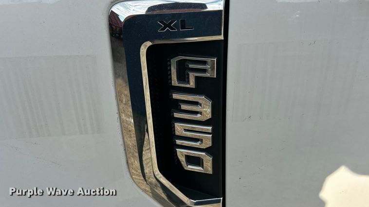 image for item ET3291 2020 Ford F350 Super Duty SuperCab utility bed pickup truck