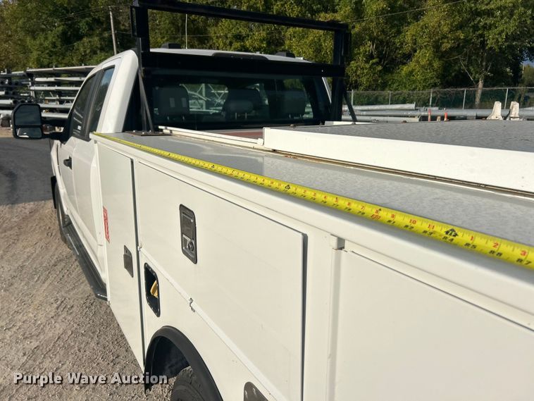 image for item ET3291 2020 Ford F350 Super Duty SuperCab utility bed pickup truck