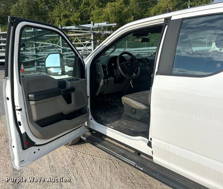 image for item ET3291 2020 Ford F350 Super Duty SuperCab utility bed pickup truck