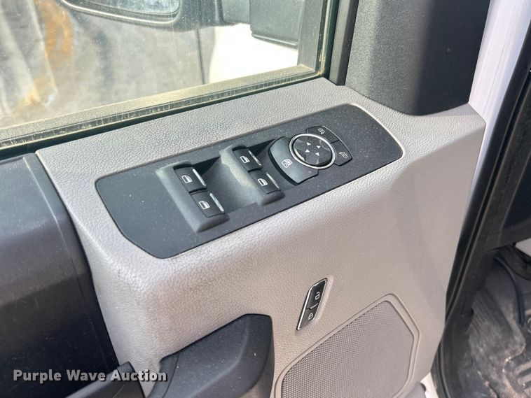 image for item ET3291 2020 Ford F350 Super Duty SuperCab utility bed pickup truck