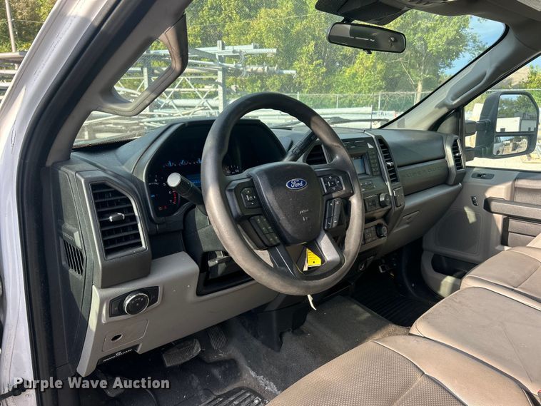 image for item ET3291 2020 Ford F350 Super Duty SuperCab utility bed pickup truck