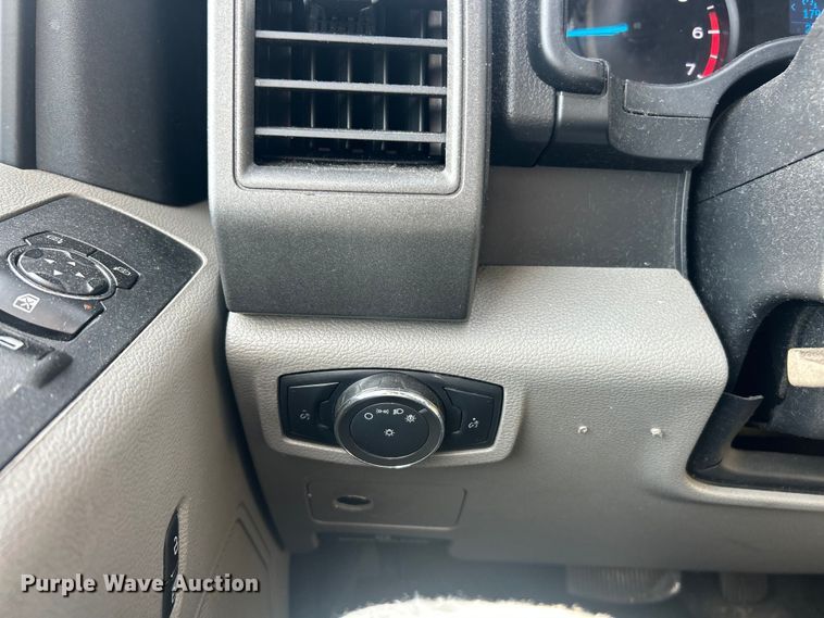 image for item ET3291 2020 Ford F350 Super Duty SuperCab utility bed pickup truck