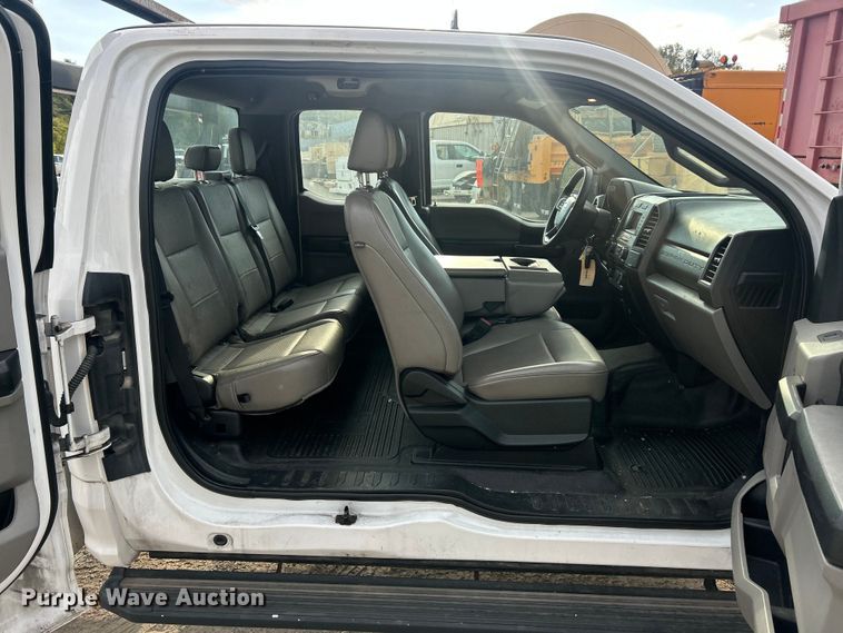 image for item ET3291 2020 Ford F350 Super Duty SuperCab utility bed pickup truck