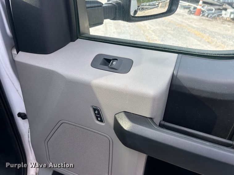 image for item ET3291 2020 Ford F350 Super Duty SuperCab utility bed pickup truck