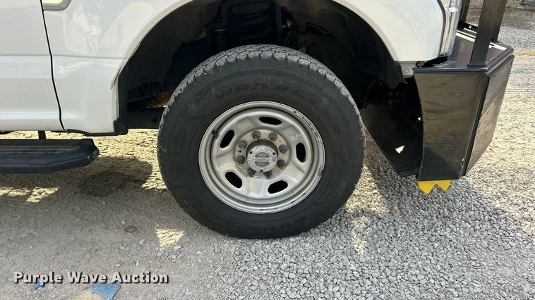 image for item ET3291 2020 Ford F350 Super Duty SuperCab utility bed pickup truck