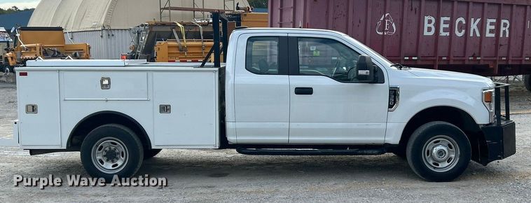 image for item ET3292 2020 Ford F350 Super Duty SuperCab utility bed pickup truck