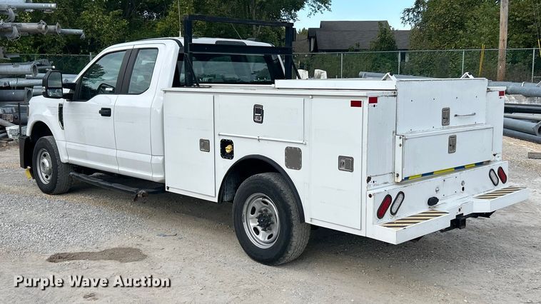 image for item ET3292 2020 Ford F350 Super Duty SuperCab utility bed pickup truck
