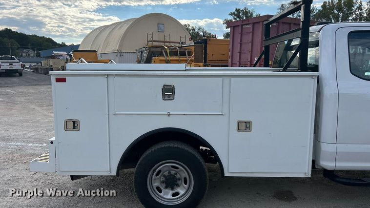 image for item ET3292 2020 Ford F350 Super Duty SuperCab utility bed pickup truck