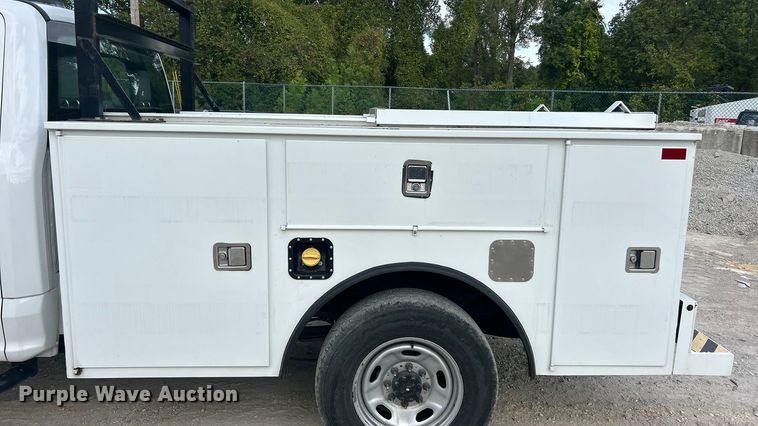 image for item ET3292 2020 Ford F350 Super Duty SuperCab utility bed pickup truck