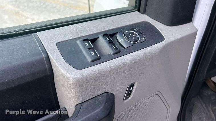 image for item ET3292 2020 Ford F350 Super Duty SuperCab utility bed pickup truck