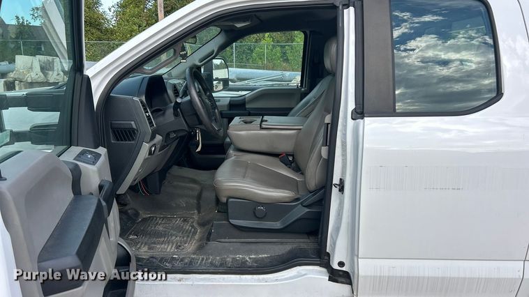 image for item ET3292 2020 Ford F350 Super Duty SuperCab utility bed pickup truck