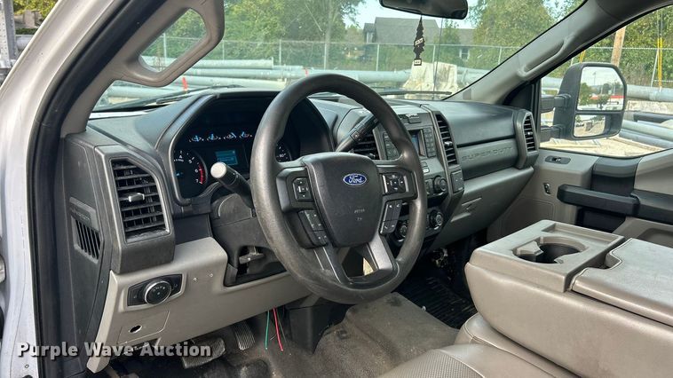 image for item ET3292 2020 Ford F350 Super Duty SuperCab utility bed pickup truck