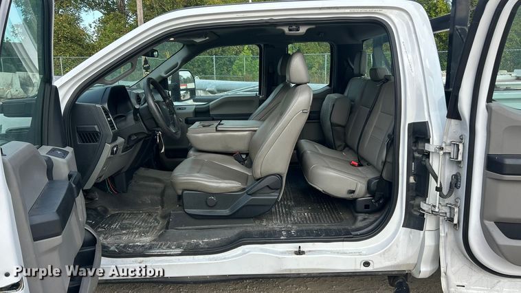 image for item ET3292 2020 Ford F350 Super Duty SuperCab utility bed pickup truck