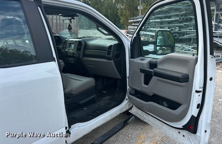 image for item ET3292 2020 Ford F350 Super Duty SuperCab utility bed pickup truck