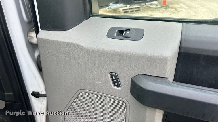 image for item ET3292 2020 Ford F350 Super Duty SuperCab utility bed pickup truck