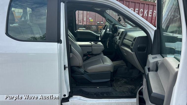 image for item ET3292 2020 Ford F350 Super Duty SuperCab utility bed pickup truck