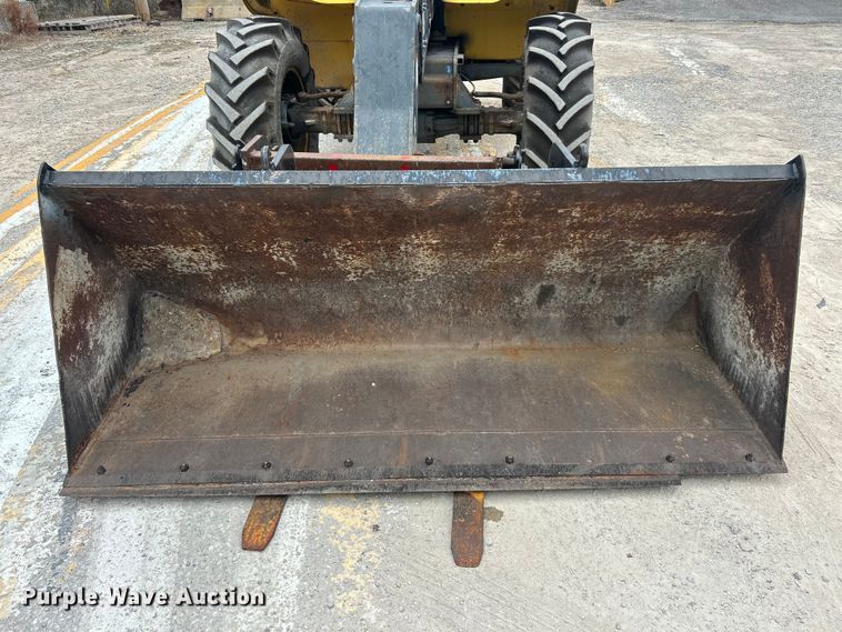 image for item ET3294 2000 New Holland LM430 telehandler