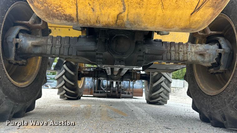 image for item ET3294 2000 New Holland LM430 telehandler