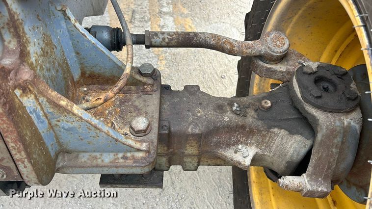 image for item ET3294 2000 New Holland LM430 telehandler