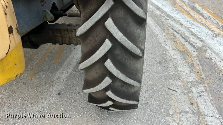 image for item ET3294 2000 New Holland LM430 telehandler