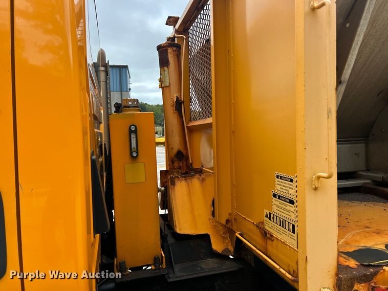 image for item ET3295 2006 International SA525 dump flatbed truck